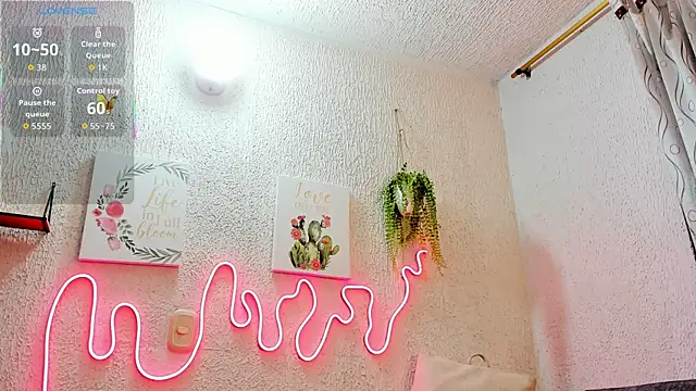 Snapshot of samanthaeliott22 chatting on 10/23/25, 01:49 samanthaeliott22 online show from 10/23/25, 01:49