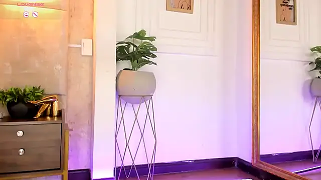 AlessiaLondon online show from 02/28/25, 10:09