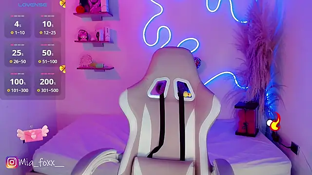 Mia foxx  online show from 03/18/25, 09:10