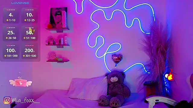 Mia foxx  online show from 03/20/25, 09:02