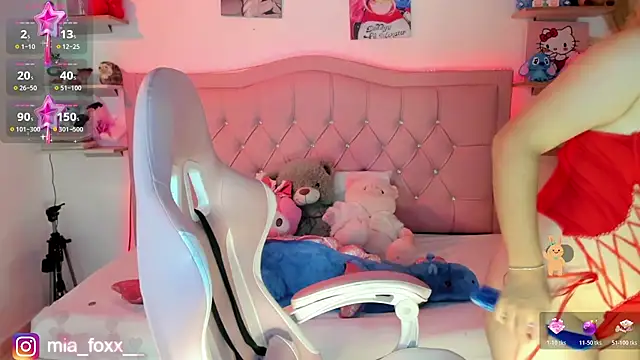 Mia foxx  online show from 11/11/25, 09:04