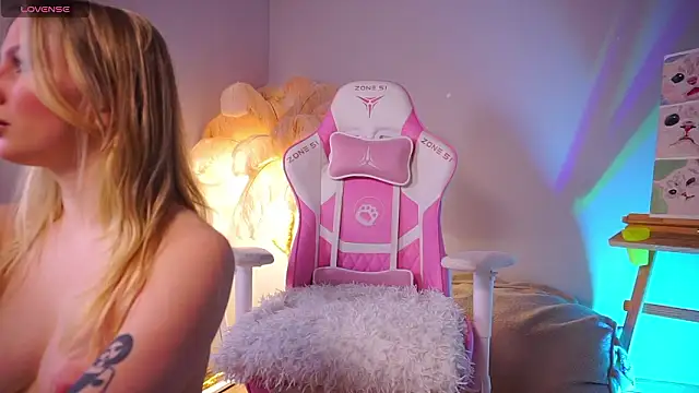 Snapshot of AnnLevine chatting on 02/05/26, 01:27 AnnLevine online show from 02/05/26, 01:27