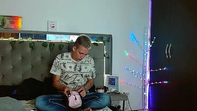 Snapshot of parejacaliente20154 chatting on 12/31/24, 12:15 parejacaliente20154 online show from 12/31/24, 12:15