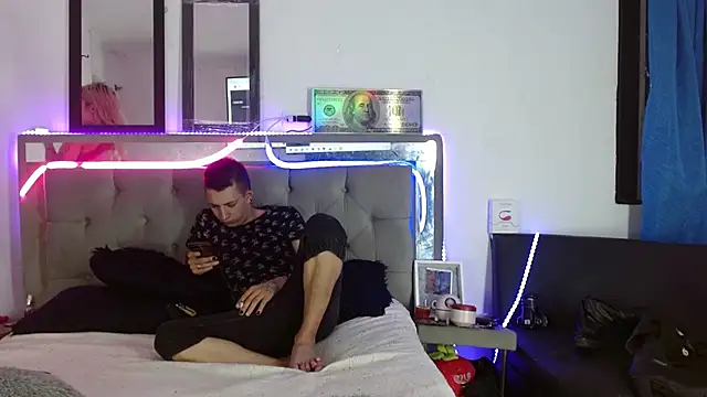 Snapshot of parejacaliente20154 chatting on 02/13/25, 11:06 parejacaliente20154 online show from 02/13/25, 11:06