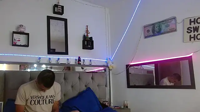 Snapshot of parejacaliente20154 chatting on 03/19/25, 12:01 parejacaliente20154 online show from 03/19/25, 12:01