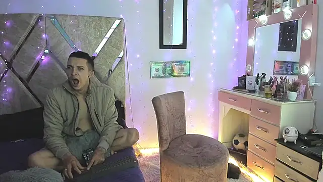 Snapshot of parejacaliente20154 chatting on 11/24/25, 08:58 parejacaliente20154 online show from 11/24/25, 08:58