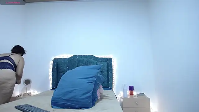 sofiamature01 online show from 12/10/24, 09:11