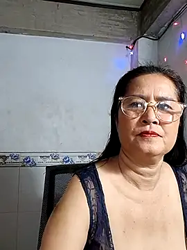 Snapshot of phnz chatting on 11/21/25, 02:10 phnz online show from 11/21/25, 02:10