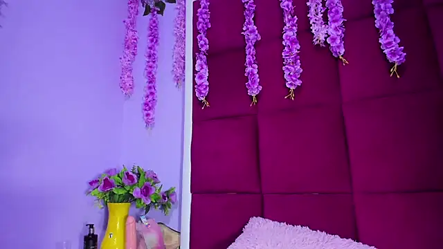 Snapshot of Sasha_Petitte chatting on 03/21/25, 05:43 Sasha Petitte online show from 03/21/25, 05:43