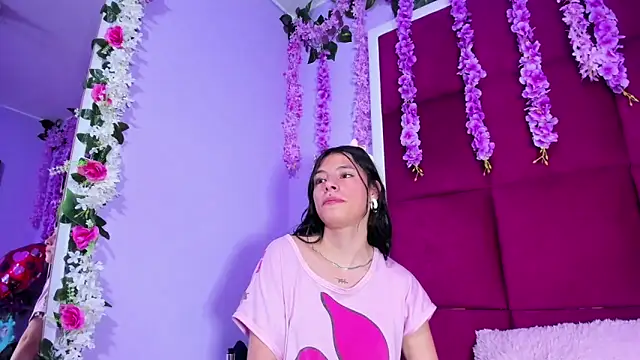 Snapshot of Sasha_Petitte chatting on 03/22/25, 06:00 Sasha Petitte online show from 03/22/25, 06:00