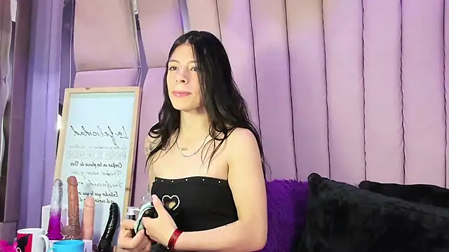 Snapshot of Sasha_Petitte chatting on 09/18/25, 04:14 Sasha Petitte online show from 09/18/25, 04:14