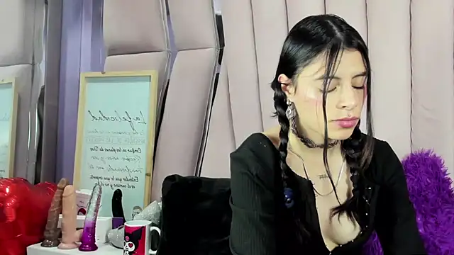 Snapshot of Sasha_Petitte chatting on 09/20/25, 04:46 Sasha Petitte online show from 09/20/25, 04:46