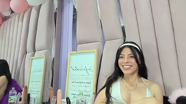 Snapshot of Sasha_Petitte chatting on 09/30/25, 03:33 Sasha Petitte online show from 09/30/25, 03:33