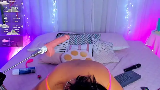 Snapshot of CuteRomi chatting on 12/18/24, 10:19 CuteRomi online show from 12/18/24, 10:19