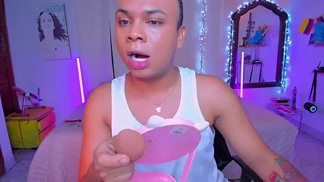 Snapshot of CuteRomi chatting on 10/22/25, 04:13 CuteRomi online show from 10/22/25, 04:13