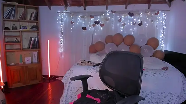 Snapshot of CuteRomi chatting on 02/18/26, 01:56 CuteRomi online show from 02/18/26, 01:56