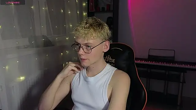 Keytaro online show from 03/22/25, 11:53