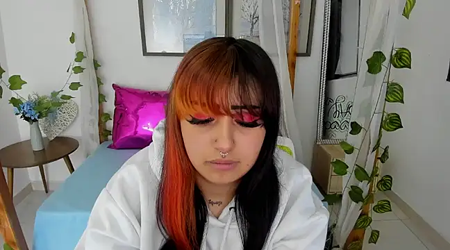 lussyevans24 online show from 02/05/25, 07:50