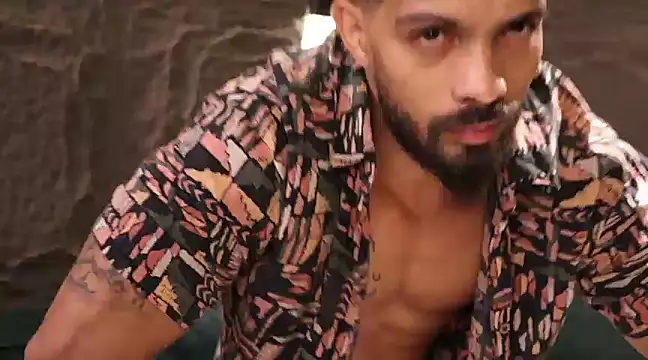 Snapshot of DannSaenz chatting on 03/03/25, 02:04 DannSaenz online show from 03/03/25, 02:04