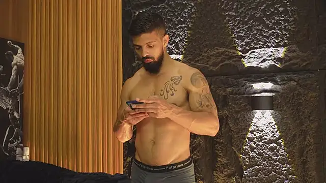 Snapshot of DannSaenz chatting on 10/22/25, 01:11 DannSaenz online show from 10/22/25, 01:11