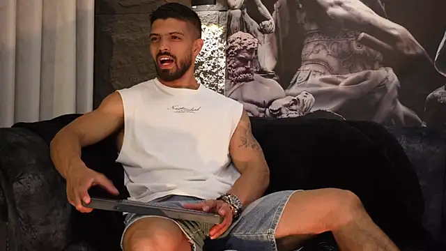 Snapshot of DannSaenz chatting on 11/25/25, 02:28 DannSaenz online show from 11/25/25, 02:28