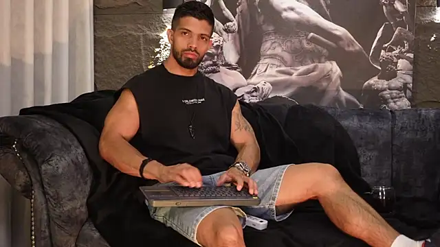 Snapshot of DannSaenz chatting on 11/26/25, 08:43 DannSaenz online show from 11/26/25, 08:43