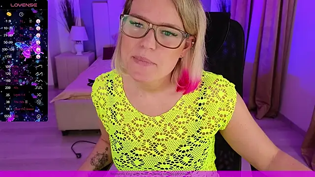 Snapshot of EVAshinyGIRL chatting on 12/20/24, 10:49 EVAshinyGIRL online show from 12/20/24, 10:49