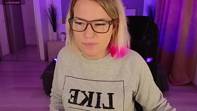 Snapshot of EVAshinyGIRL chatting on 01/04/25, 07:55 EVAshinyGIRL online show from 01/04/25, 07:55