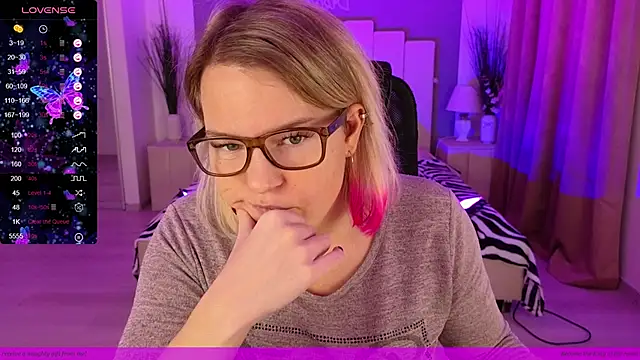 Snapshot of EVAshinyGIRL chatting on 01/09/25, 08:03 EVAshinyGIRL online show from 01/09/25, 08:03