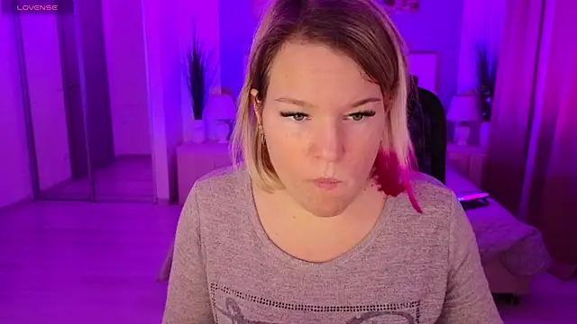 Snapshot of EVAshinyGIRL chatting on 01/27/25, 07:45 EVAshinyGIRL online show from 01/27/25, 07:45