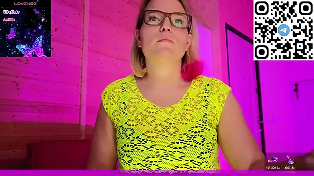 Snapshot of EVAshinyGIRL chatting on 02/13/25, 11:39 EVAshinyGIRL online show from 02/13/25, 11:39