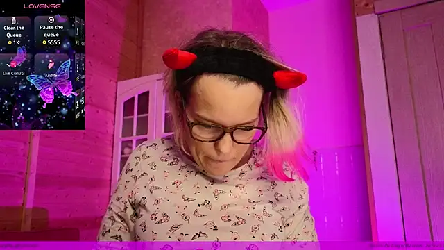 Snapshot of EVAshinyGIRL chatting on 03/09/25, 10:52 EVAshinyGIRL online show from 03/09/25, 10:52