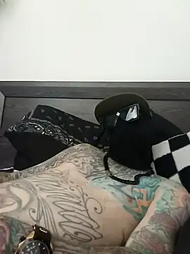 Snapshot of Slunghung79 chatting on 10/16/25, 10:11 Slunghung79 online show from 10/16/25, 10:11