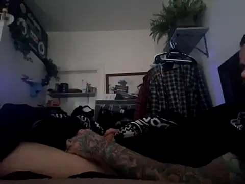 Snapshot of Slunghung79 chatting on 10/18/25, 02:29 Slunghung79 online show from 10/18/25, 02:29