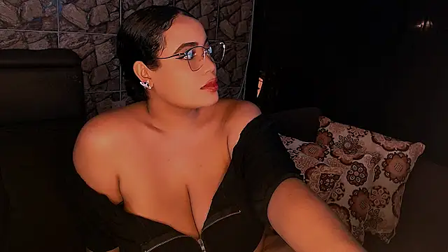 Snapshot of Emmacamille chatting on 03/08/25, 02:12 Emmacamille online show from 03/08/25, 02:12