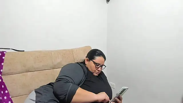 Snapshot of tetasgrandes_karol chatting on 11/09/25, 12:42 tetasgrandes karol online show from 11/09/25, 12:42