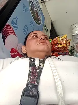 Snapshot of tetasgrandes_karol chatting on 11/18/25, 06:12 tetasgrandes karol online show from 11/18/25, 06:12