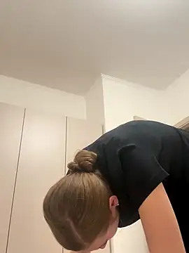 KateRedgar online show from 10/16/25, 05:14