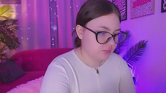 Mia  Peach online show from 03/18/25, 12:05