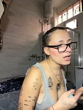 Snapshot of Hawitxui chatting on 10/04/25, 09:18 Hawitxui online show from 10/04/25, 09:18