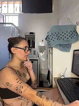 Snapshot of Hawitxui chatting on 10/28/25, 11:47 Hawitxui online show from 10/28/25, 11:47