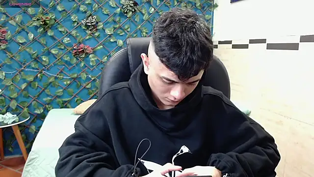 Snapshot of Waturox chatting on 02/15/25, 07:06 Waturox online show from 02/15/25, 07:06