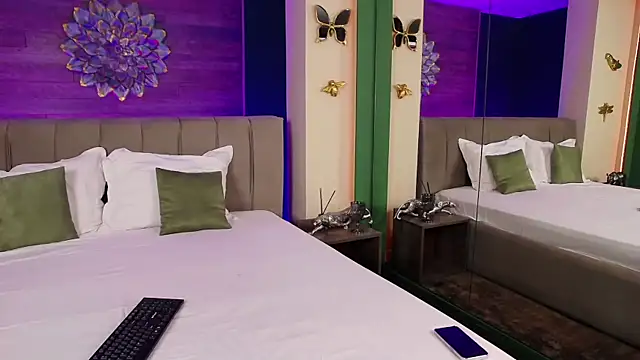 Snapshot of LoraDevine chatting on 10/25/25, 07:52 LoraDevine online show from 10/25/25, 07:52