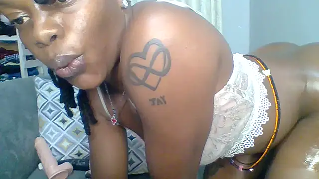 Snapshot of Petite_254 chatting on 11/28/25, 12:46 Petite 254 online show from 11/28/25, 12:46