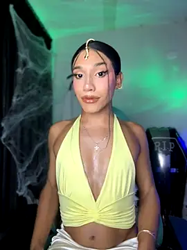 Snapshot of Emaa- chatting on 10/17/25, 11:18 Emaa- online show from 10/17/25, 11:18