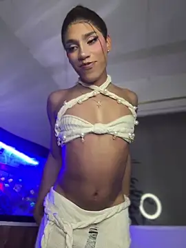 Snapshot of Emaa- chatting on 11/03/25, 11:04 Emaa- online show from 11/03/25, 11:04