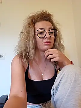 Snapshot of Selenna_emma chatting on 09/15/25, 02:28 Selenna emma online show from 09/15/25, 02:28