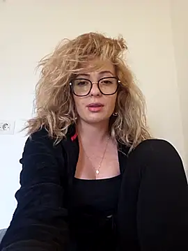 Snapshot of Selenna_emma chatting on 09/17/25, 11:34 Selenna emma online show from 09/17/25, 11:34