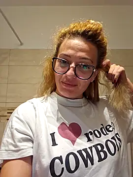 Snapshot of Selenna_emma chatting on 10/24/25, 08:27 Selenna emma online show from 10/24/25, 08:27