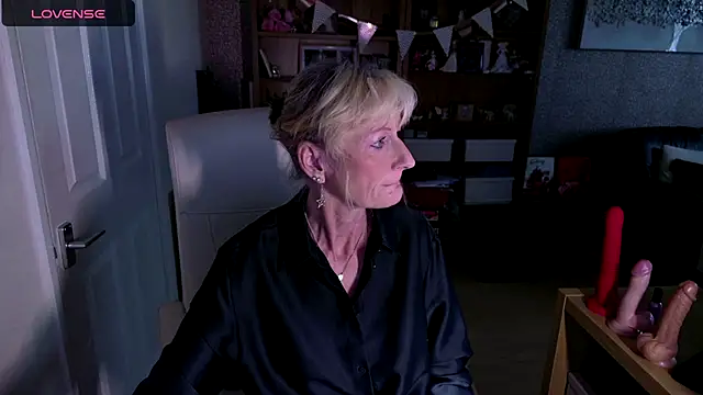 Snapshot of TopazCamgirl chatting on 12/13/24, 01:12 TopazCamgirl online show from 12/13/24, 01:12